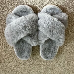 NWB Cozy Gray Faux Fur Women's Slippers